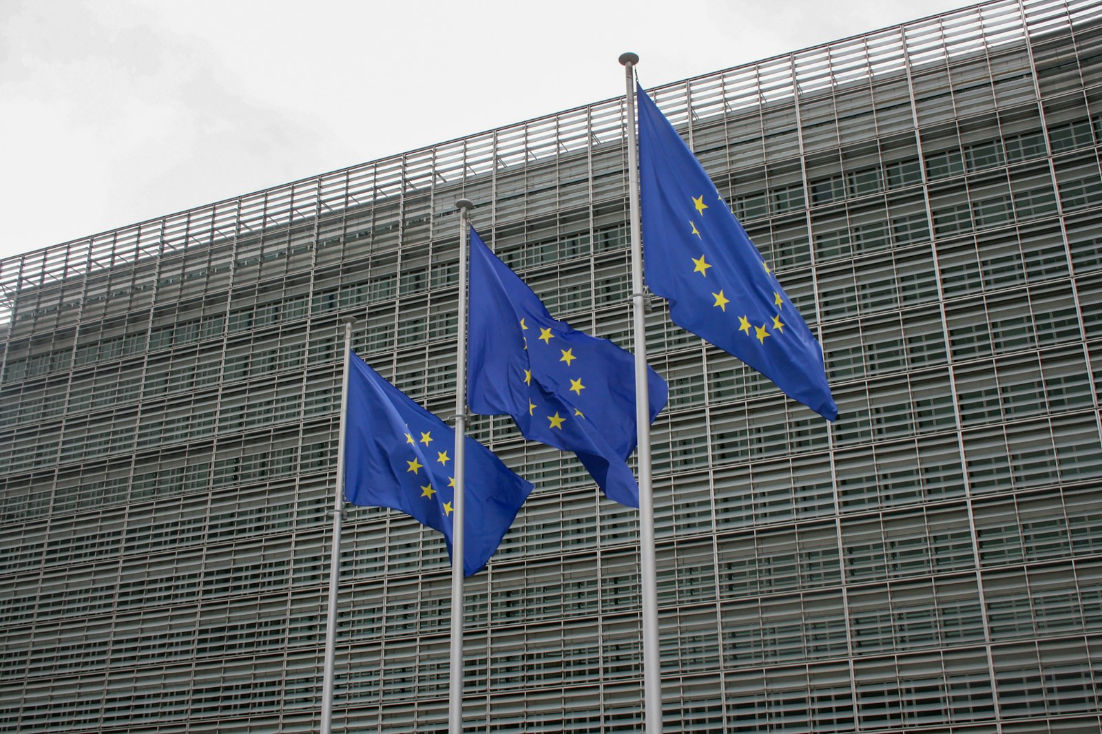 Прапори країн-членів ЄС перед будівлею Європейської комісії у Брюсселі
